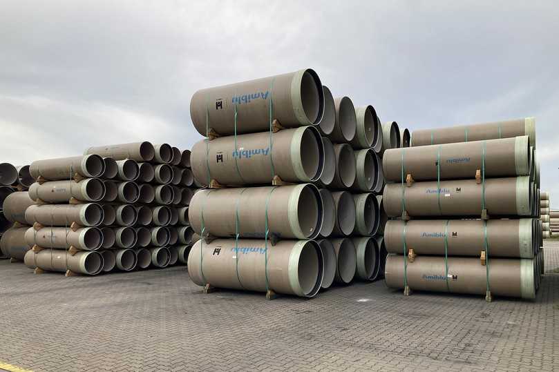 GFK-Rohre werden in verschiedenen Nennweiten und Längen im Schleudergussverfahren produziert – seit 2024 unter Verwendung von Produktionsreststoffen. | Foto: AmiblusAmiblu Germany