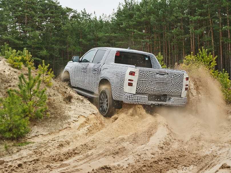 Pick-up coming soon: Dank großer 21“-Räder mit erstmals serienmäßiger All-Terrain-Bereifung gibt es für den VW Amarok kein Halt im losen Sand. | Foto: VW Nutzfahrzeuge Pick-up coming soon: Dank großer 21“-Räder mit erstmals serienmäßiger All-Terrain-Bereifung gibt es für den VW Amarok kein Halt im losen Sand. | Foto: VW Nutzfahrzeuge