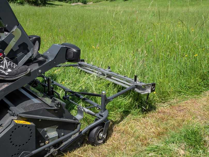 Über die vor dem Mähwerk angebrachte Insektenscheuchvorrichtung InsectGuard wird beim Mähen von Wiesen und Grünstreifen der Insektenrückgang stark reduziert. | Foto: Amazone