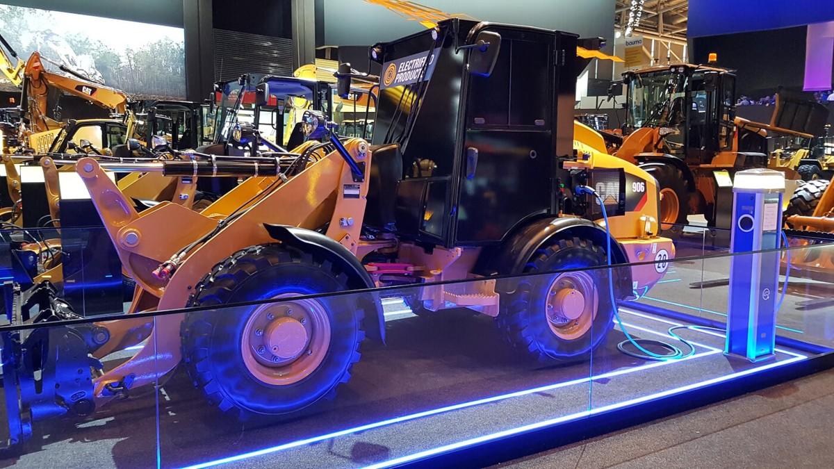Dieser Cat 906 tankt Strom. Die vollelektrische Konzept-Version wurde erstmals auf der Bauma 2019 vorgestellt. | Foto: BB/B_I Dieser Cat 906 tankt Strom. Die vollelektrische Konzept-Version wurde erstmals auf der Bauma 2019 vorgestellt. | Foto: BB/B_I