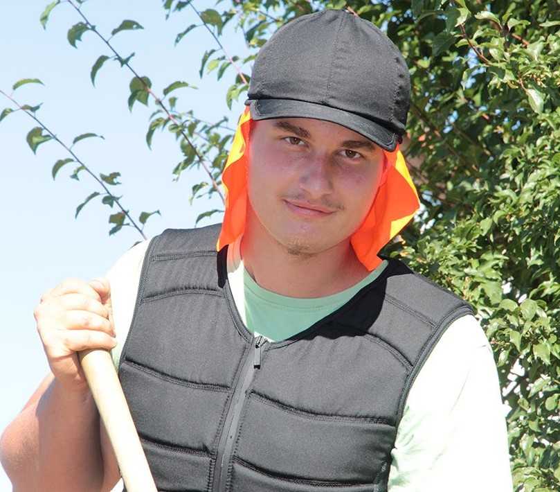 Kühlkappe mit Nackenschutz und Kühlweste helfen bei Hitze während der Arbeit. | Foto: SVLFG