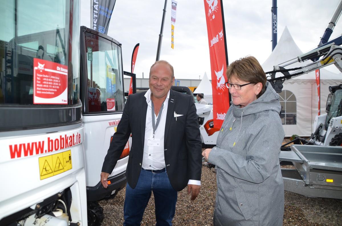 Fachsimpelten über neue Bagger-Modelle und den Kauf von Baumaschinen: Bobcat- und Mecalac-Händler Christian Hamann unterhielt sich angeregt mit Nordbau-Besucherin Marion Wulf. | Foto: B_I/Budde