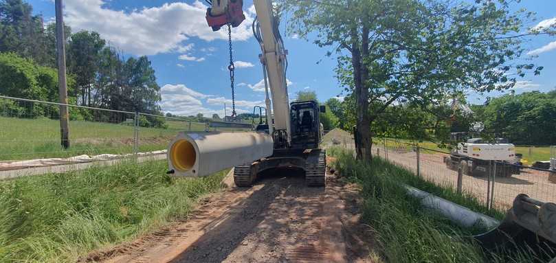 Einfaches Handling der Rohre durch die Verlegeanker oben im Rohrscheitel. | Foto: OBG
