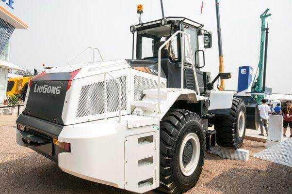 856H mit Batterien: Als vielleicht einziger Hersteller bisher hat Liugong sich an die Elektrifizierung eines 17-Tonnen-Radladers gewagt. 856H mit Batterien: Als vielleicht einziger Hersteller bisher hat Liugong sich an die Elektrifizierung eines 17-Tonnen-Radladers gewagt.