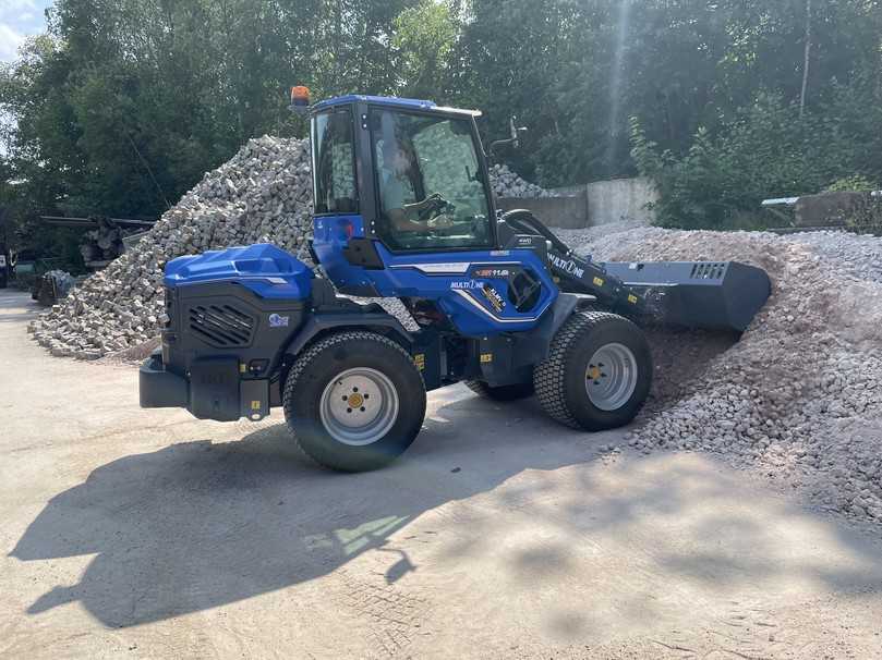 Bisher setzt Crasselt Schaufel und Palettengabel aus dem umfangreichen Anbaugeräteprogramm ein. | Foto: Multione Bisher setzt Crasselt Schaufel und Palettengabel aus dem umfangreichen Anbaugeräteprogramm ein. | Foto: Multione