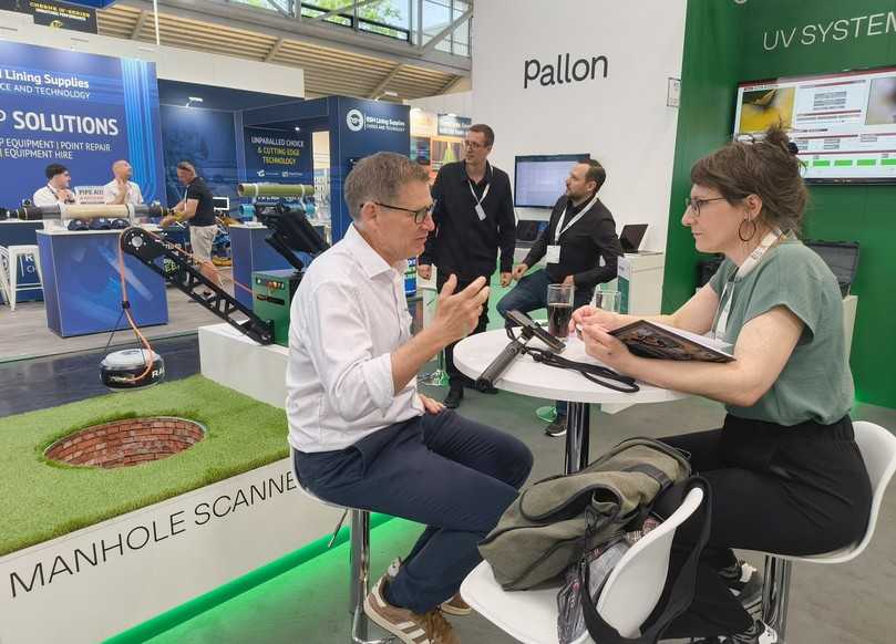 Rausch-CEO Andreas Zwißler spricht im Interview auf der IFAT 2026 mit B_I-Redakteurin Nora Saric. | Foto: B_I Medien/Valdix