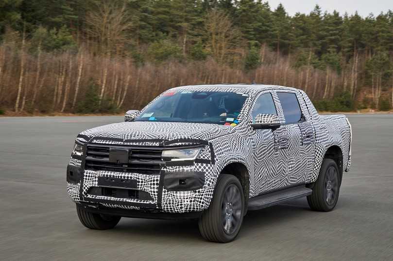 Pick-up Prototyp: Bullig mit hoch aufragender Front und kantiger Motorhaube tritt der VW Amarok im Modelljahr 2022 an. | Foto: VW Nutzfahrzeuge Pick-up Prototyp: Bullig mit hoch aufragender Front und kantiger Motorhaube tritt der VW Amarok im Modelljahr 2022 an. | Foto: VW Nutzfahrzeuge