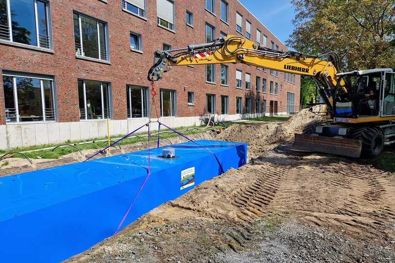 Aufgrund des relativ leichten Gewichts kann die aus kunststoffummantelten D-Raintank 3000-Elementen bestehende KS-Bluebox problemlos in die Baugrube gehoben werden. | Foto: Funke Kunststoffe