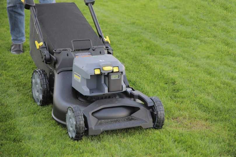 Im Gegensatz zum Hochdruckreiniger läuft der neue Kärcher Akku-Rasenmäher für professionelle Anwendungen auch mit nur einem Akku. Trotzdem sind zwei Plätze vorhanden um länger autark arbeiten zu können. Neben der Restlaufzeitanzeige am Display vorne verfügt der Rasenmäher über eine zusätzliche LED-Anzeige oben, sodass der Ladezustand gut für den Bediener erkennbar ist. Im Gegensatz zum Hochdruckreiniger läuft der neue Kärcher Akku-Rasenmäher für professionelle Anwendungen auch mit nur einem Akku. Trotzdem sind zwei Plätze vorhanden um länger autark arbeiten zu können. Neben der Restlaufzeitanzeige am Display vorne verfügt der Rasenmäher über eine zusätzliche LED-Anzeige oben, sodass der Ladezustand gut für den Bediener erkennbar ist.