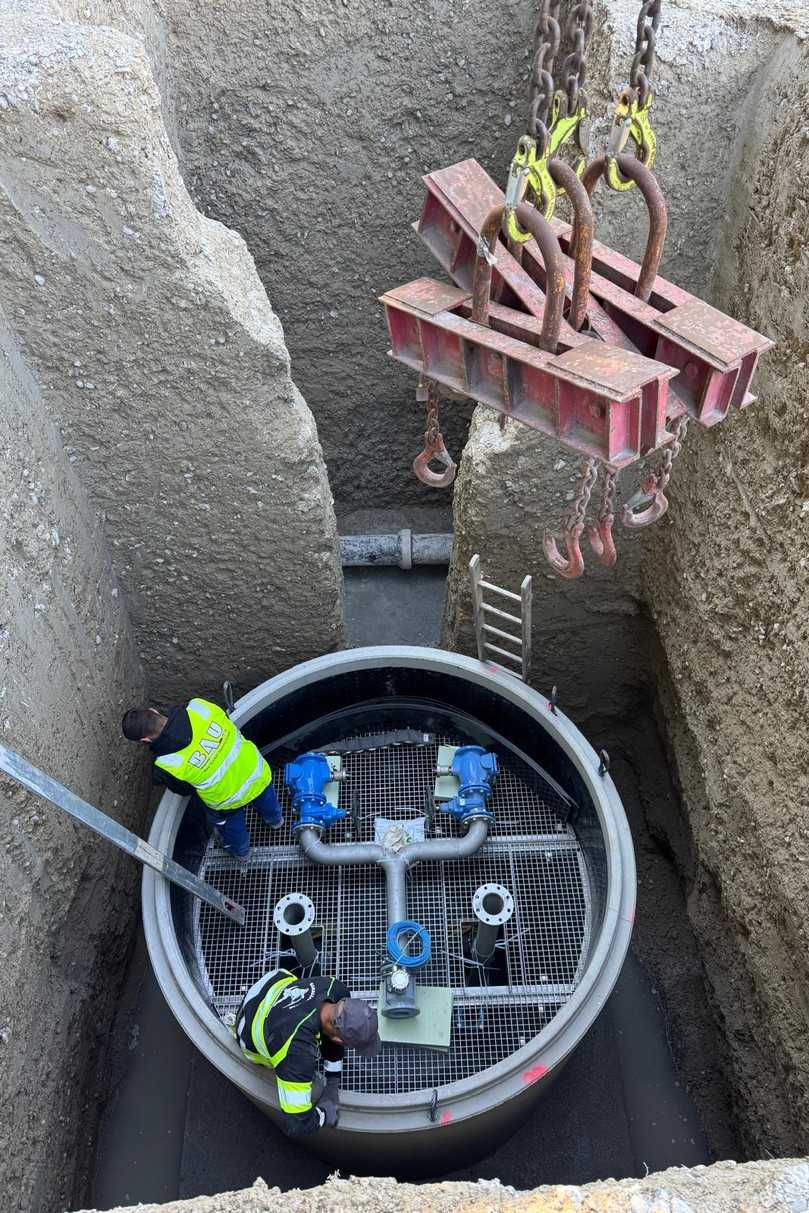 Projekt fast gemeistert: Zwei Mitarbeitende bauen das neue Pumpwerk ein. | Foto: Bau GmbH Herrischried