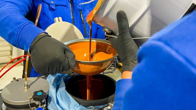 Immer mehr Kunden befüllen den RabbitCoater mit dem orangen Harz für die Rohrinnenbeschichtung. | Foto: Polypipe Immer mehr Kunden befüllen den RabbitCoater mit dem orangen Harz für die Rohrinnenbeschichtung. | Foto: Polypipe