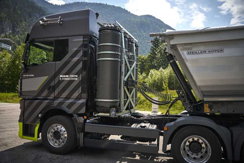 MAN hTGX: Die vier H2-Tanks von Voith fassen insgesamt 56 kg gasförmigen Wasserstoff und bringen den Lastzug rund 600 km weit. | Foto: MAN Truck & Bus MAN hTGX: Die vier H2-Tanks von Voith fassen insgesamt 56 kg gasförmigen Wasserstoff und bringen den Lastzug rund 600 km weit. | Foto: MAN Truck & Bus
