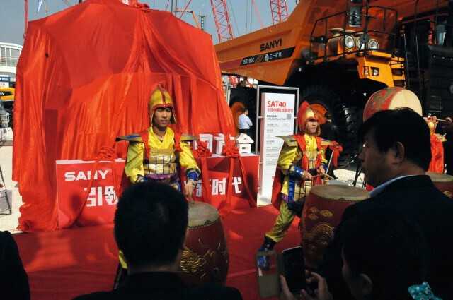 Feierlich enthüllt und mit großem Tamtam begrüßt, der neue knickgelenkte Dumper von Sany in der 40t.-Klasse. | Foto bi –Gr