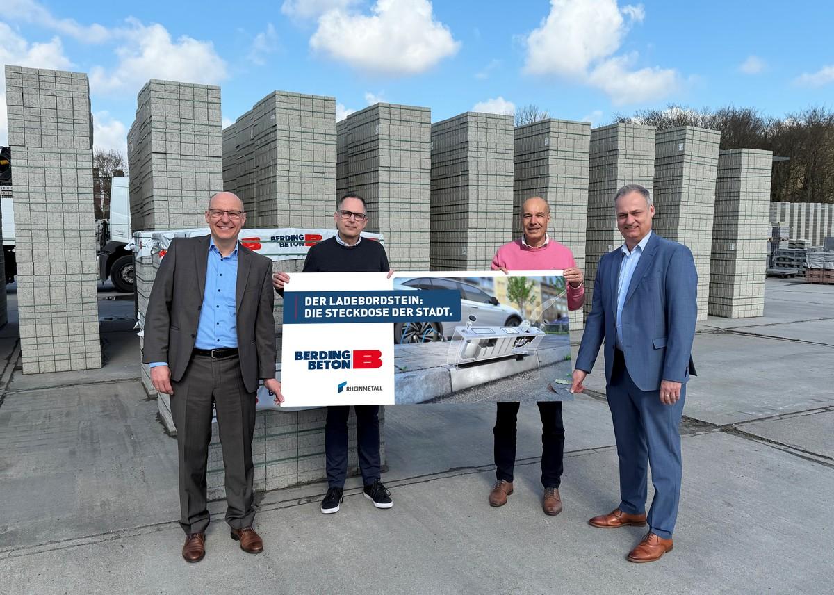 Besiegelung des Kooperationsvertrags: Gunther Riedel (von links) von Rheinmetall mit Oliver Gomolka und Gert Waltermann, beide von Berding Beton, sowie Thomas Zimmermann, ebenfalls von Rheinmetall. | Foto: Berding