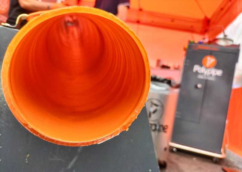 Mit dem neu entwickelten 2-Komponenten-PU-Harz Rabbitresin und mobiler Anlagentechnik von Polypipe können Rohre von DN 40 bis DN 200 innen beschichtet werden. | Foto: B_I/Valdix Mit dem neu entwickelten 2-Komponenten-PU-Harz Rabbitresin und mobiler Anlagentechnik von Polypipe können Rohre von DN 40 bis DN 200 innen beschichtet werden. | Foto: B_I/Valdix