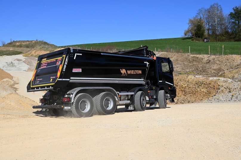 Die konische Kippbrücke mit 7 Millimeter Hardox-Bodenstahl fasst 18 Kubikmeter Ladevolumen und verfügt über eine Cramaro-Schiebeplane mit Fernsteuerung. | Foto: QUATEX