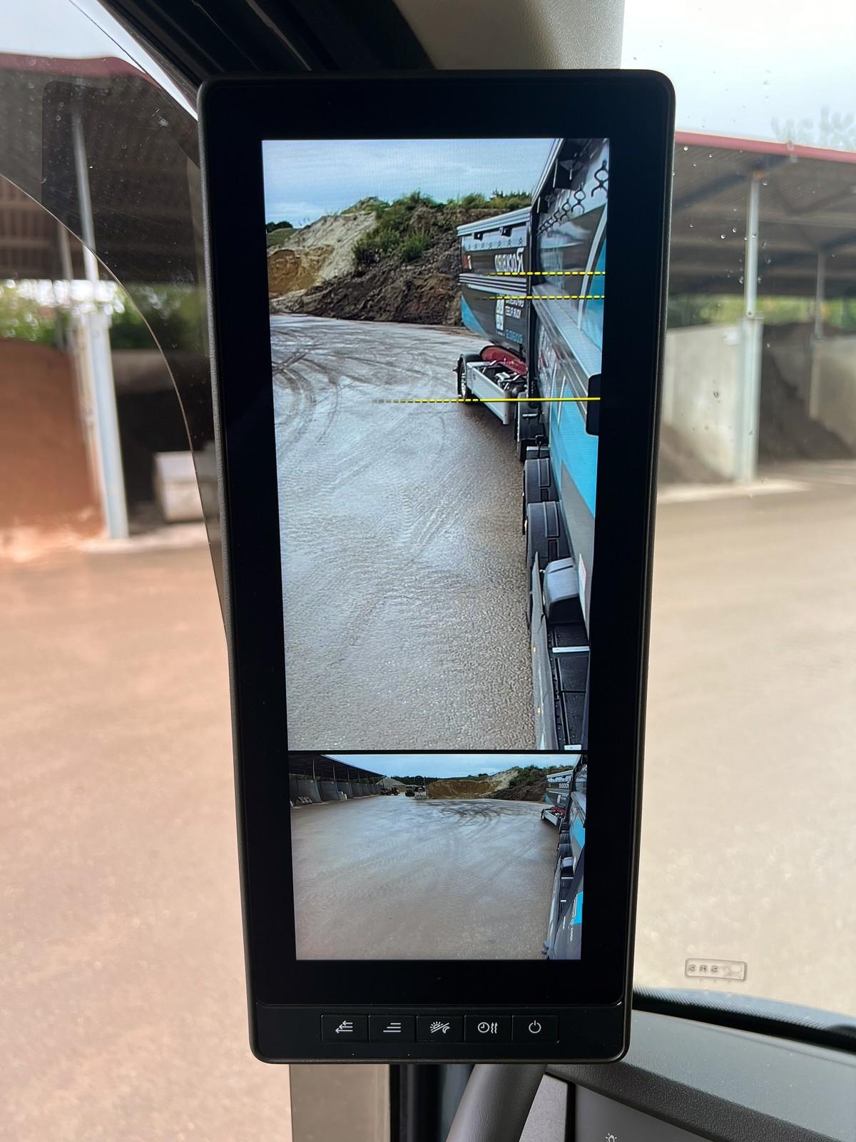 Wie beim Wettbewerb helfen Hilfslinien im Display des Kamera-Spiegel-Systems das Lastzugende im Blick zu behalten. | Foto: QUATEX Wie beim Wettbewerb helfen Hilfslinien im Display des Kamera-Spiegel-Systems das Lastzugende im Blick zu behalten. | Foto: QUATEX