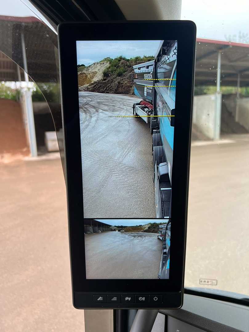 Wie beim Wettbewerb helfen Hilfslinien im Display des Kamera-Spiegel-Systems das Lastzugende im Blick zu behalten. | Foto: QUATEX Wie beim Wettbewerb helfen Hilfslinien im Display des Kamera-Spiegel-Systems das Lastzugende im Blick zu behalten. | Foto: QUATEX