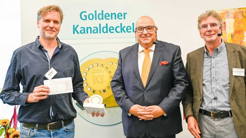 Christian Baeßler (li.) von der Stadt Ettlingen nimmt den zweiten Platz des „Goldenen Kanaldeckel 2025“ entgegen in Vertretung von Dr. Moritz Heidecker. | Foto: IKT Christian Baeßler (li.) von der Stadt Ettlingen nimmt den zweiten Platz des „Goldenen Kanaldeckel 2025“ entgegen in Vertretung von Dr. Moritz Heidecker. | Foto: IKT