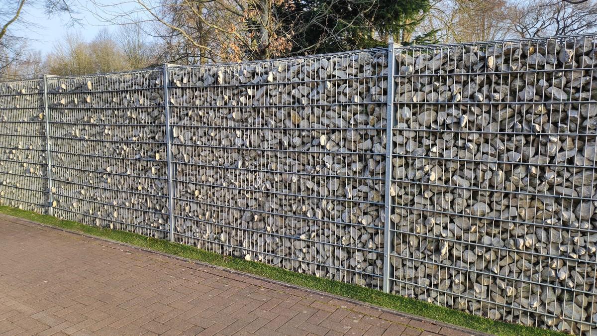 Statt Steingabionen lieber eine Hecke, selbst wenn es sich dabei um Kirschlorbeer handelt, sagt Nadja Krause. | Foto: Nadja Krause