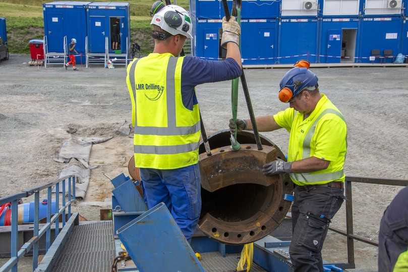 Spezialisten für Rammtechnik von Tracto unterstützen die Crew von LMR beim ersten Einsatz des Taurus | Foto: Tracto Spezialisten für Rammtechnik von Tracto unterstützen die Crew von LMR beim ersten Einsatz des Taurus | Foto: Tracto