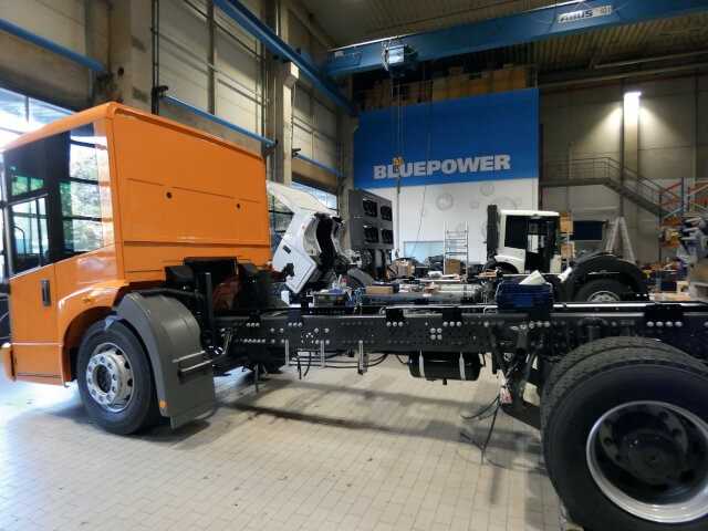 Mercedes Benz liefert den Econic-Gleiter: In Osterholz-Scharmbeck bereitet Faun das Fahrgestell, losgelöst von der klassischen Aufbauten-Herstellung, für den vollelektrischen Antrieb vor. Als nächsten Schritt ist für Faun vorstellbar, dass der Bluepower-Antriebsstrang auch in Fahrgestellen anderer namhafter Hersteller verbaut wird. | Foto: B_I/es