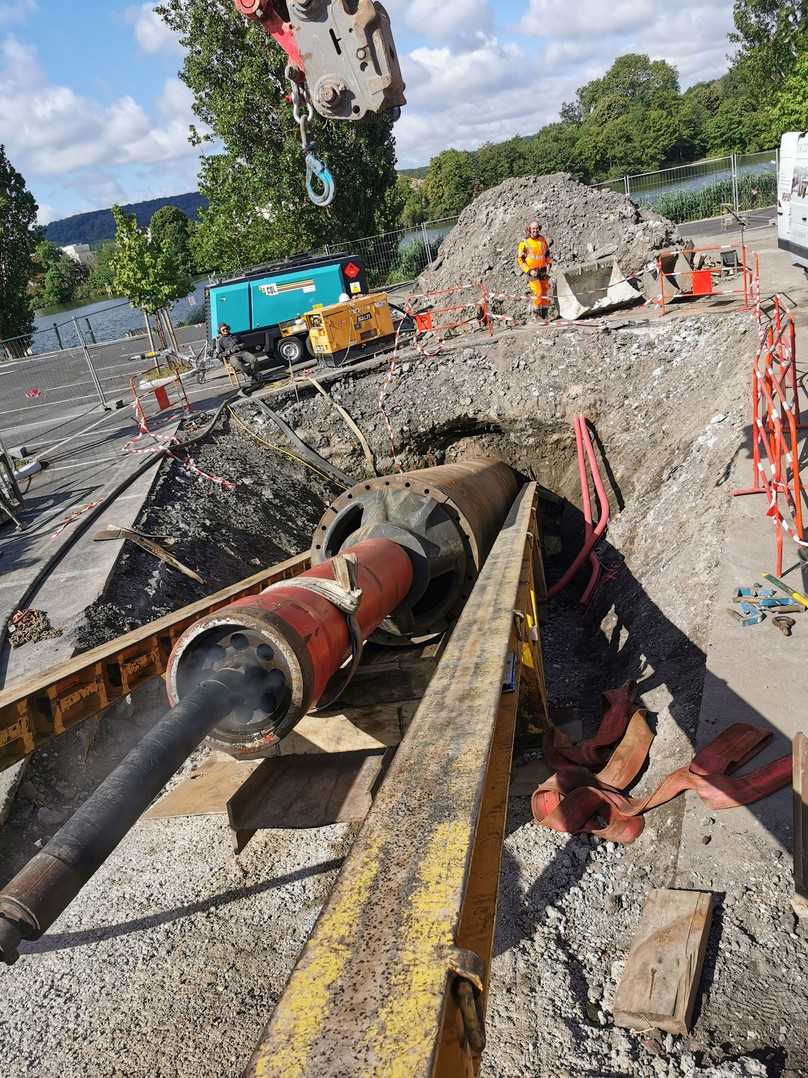 HDD-Assist an der Mosel: In Pont-a Mousson wurden an beiden Uferseiten sog. Casing-Rohre eingerammt, durch die eine HDD-Bohrung ein- und wieder austreten konnte. | Foto: Tracto HDD-Assist an der Mosel: In Pont-a Mousson wurden an beiden Uferseiten sog. Casing-Rohre eingerammt, durch die eine HDD-Bohrung ein- und wieder austreten konnte. | Foto: Tracto