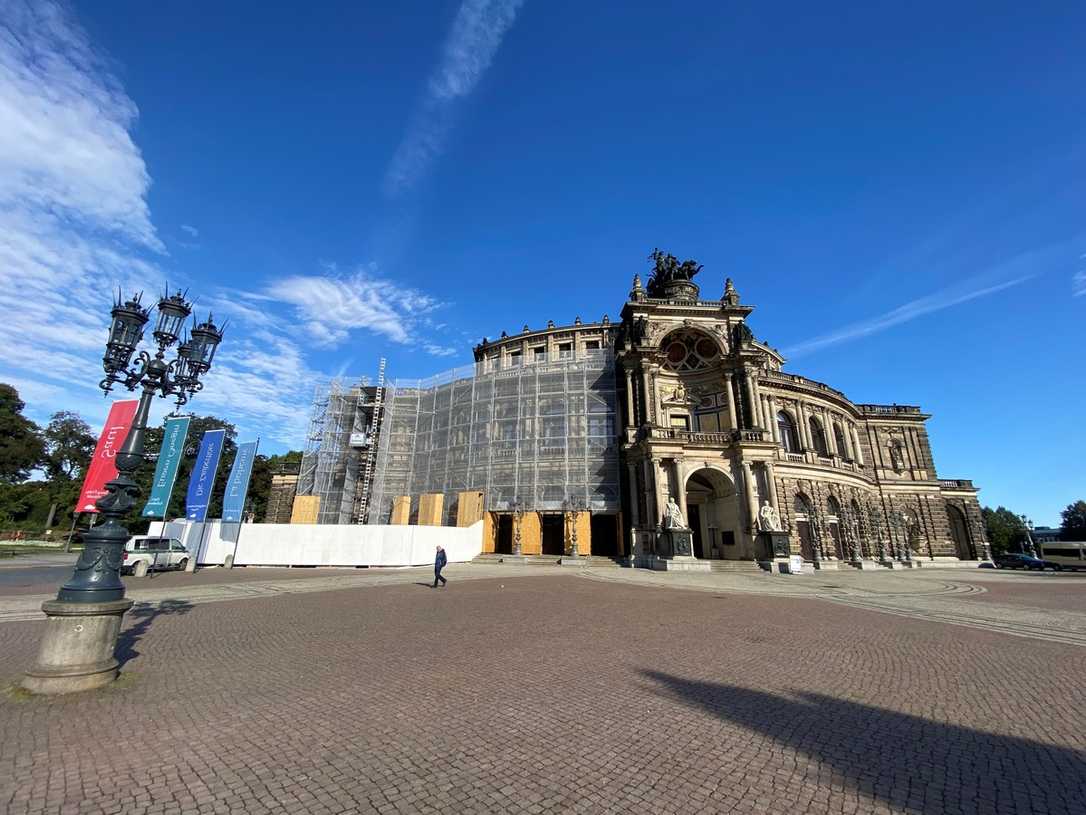 Bauaufzug zur Fassadensanierung an der Semperoper Dresden