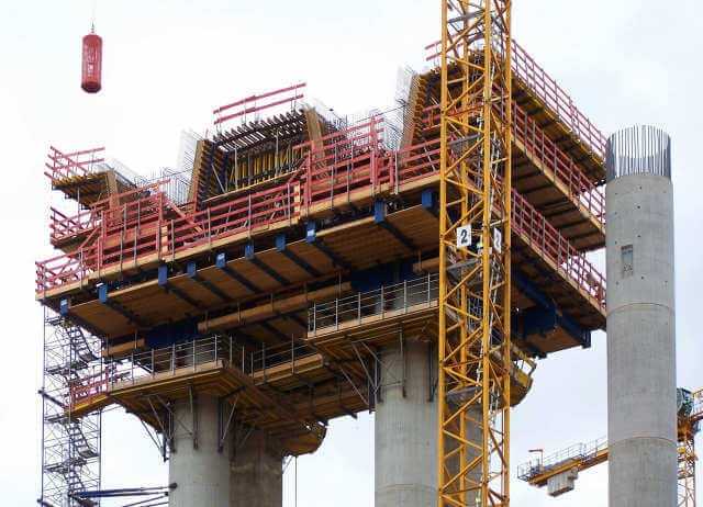 Der erste Bauabschnitt des Hammerkopfes ist die Bodenplatte. Ihr Eigengewicht beträgt 437,5 t. Bei ihrer Herstellung senkt sich der Stahlträgerrost um etwa 10 cm. Der erste Bauabschnitt des Hammerkopfes ist die Bodenplatte. Ihr Eigengewicht beträgt 437,5 t. Bei ihrer Herstellung senkt sich der Stahlträgerrost um etwa 10 cm.