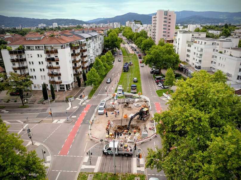 Komplexe Baustellensituation in Freiburg: Ein Beton-Hauptsammler DN 1500 musste in rund sechs Metern Tiefe direkt unter einer Straßenbahntrasse mit aktiver Oberleitung erneuert werden. | Foto: Rehau Industries
