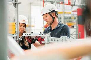 Peri qualifiziert zur Prüfung von Arbeits- und Schutzgerüsten