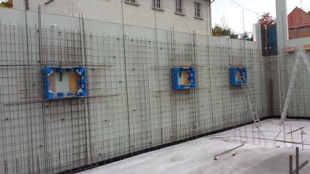 Keine fünf Minuten pro Fenster braucht man für das Schalen mit dem Aussparungssystem von Timron. Keine fünf Minuten pro Fenster braucht man für das Schalen mit dem Aussparungssystem von Timron.
