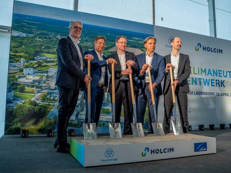 Schulterschluss zwischen Industrie und Politik (v.l.): Thorsten Hahn, CEO von Holcim Deutschland, mit Bundeswirtschaftsminister Robert Habeck und Schleswig-Holsteins Ministerpräsident Daniel Günther beim Spatenstich im April. | Foto: Holcim Schulterschluss zwischen Industrie und Politik (v.l.): Thorsten Hahn, CEO von Holcim Deutschland, mit Bundeswirtschaftsminister Robert Habeck und Schleswig-Holsteins Ministerpräsident Daniel Günther beim Spatenstich im April. | Foto: Holcim