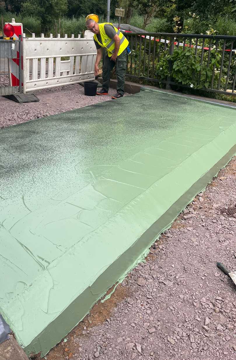 Die fertig abgedichtete Brückenfläche wird mit Korund abgestreut. | Foto: Resinnovation GmbH