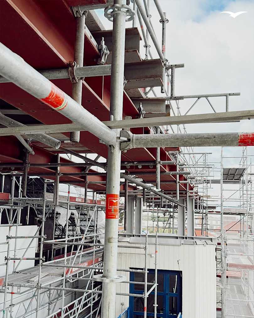 Um hohe Lasten sicher über statisch sensible Bereiche wie Glasdächer zu leiten, kamen modulare Trägerbrückensysteme zum Einsatz. | Foto: Plettac