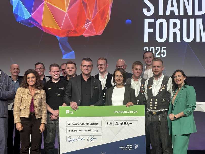 Übergabe des Spendenschecks an die Peak Performer Stiftung beim BRZ Mittelstandsforum 2025 | Foto: B_I MEDIEN/MJ Übergabe des Spendenschecks an die Peak Performer Stiftung beim BRZ Mittelstandsforum 2025 | Foto: B_I MEDIEN/MJ