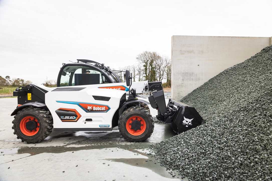 Bobcat zeigt Elektro-Teleskoplader TL25.60e auf der Messe Intermat in Paris Bobcat zeigt Elektro-Teleskoplader TL25.60e auf der Messe Intermat in Paris