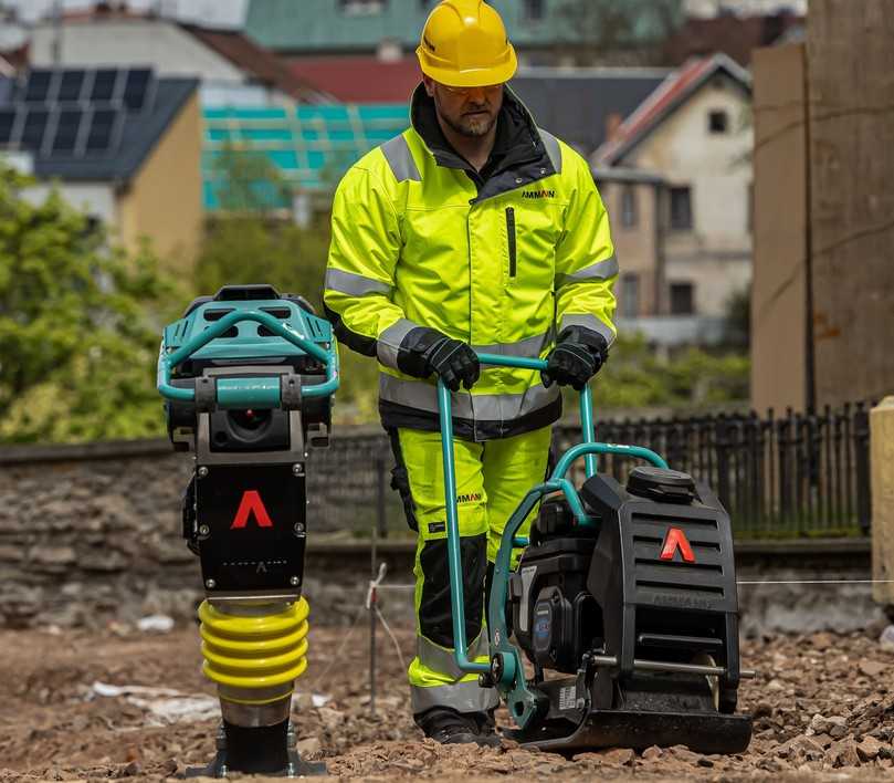 Ammann stellt nach der eAPF 12/40 zwei neue vorwärtsfahrende Rüttelplatten mit e-Antrieb vor: eAPF 15/40 und eAPF 15/50. Der Ammann eATR 68 Stampfer hat die gleiche Schlagkraft wie sein benzinbetriebenes Gegenstück. | Foto: Ammann Ammann stellt nach der eAPF 12/40 zwei neue vorwärtsfahrende Rüttelplatten mit e-Antrieb vor: eAPF 15/40 und eAPF 15/50. Der Ammann eATR 68 Stampfer hat die gleiche Schlagkraft wie sein benzinbetriebenes Gegenstück. | Foto: Ammann