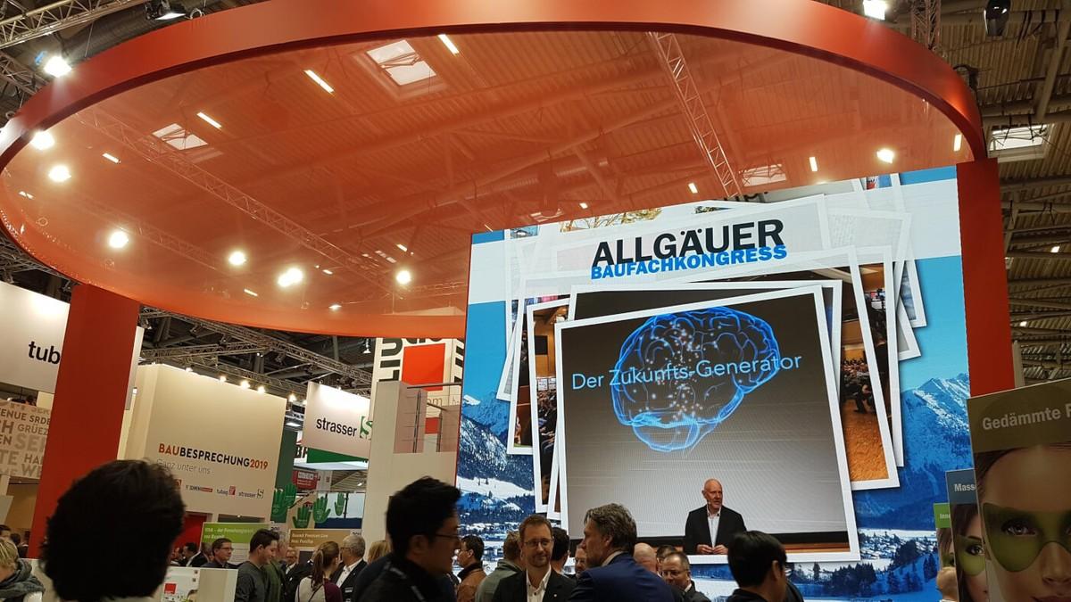 Baumit präsentiert Neuheiten, Verarbeitungs-Videos und den beliebten Allgäuer Baufachkongress auf einer 36 Quadratmeter großen LED-Wand. Der neue Messestand ist einem Baumit-Eimer nachempfunden.