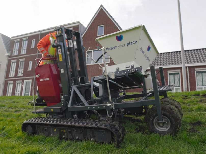 Bringt Know-how und Maschinen zur großflächigen Blumenzwiebel-Pflanzung mit: Das Unternehmen Flower Your Place bietet ein Rundum-Sorglos-Paket für den öffentlichen Raum. | Foto: Flower Your Place