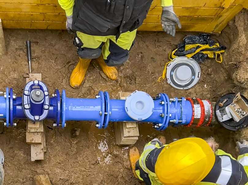Einbau und Anschluss einer sanierten Trinkwasserleitung im Rohrgraben | Foto: Amex Sanivar