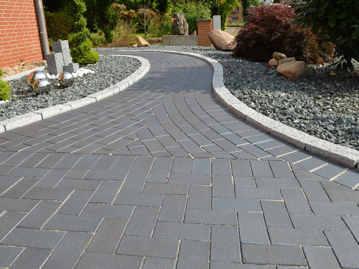 Ein perfekt verlegter Gartenweg an einer Hausauffahrt mit dem Pflasterklinker „Meißen“. | Foto: Vandersanden
