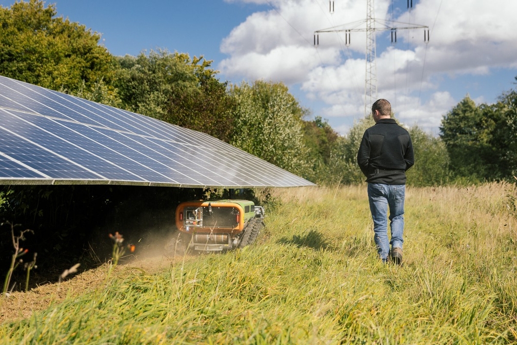Kompakte Mähraupe frisst sich auch durch Solarparks