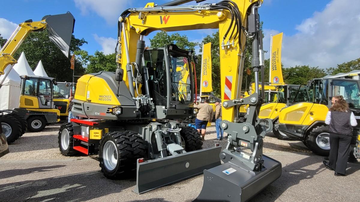 Feierte seine Weltpremiere auf der Nordbau 2026: der neue 14-Tonnen-Mobilbagger EW 135 von Wacker Neuson. | Foto: bb