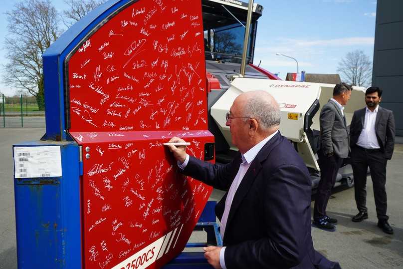 Fayat-Präsident M. Jean-Claude Fayat hinterlässt seine Signatur auf dem letzten SD2500er Fertiger. | Foto: Dynapac Fayat-Präsident M. Jean-Claude Fayat hinterlässt seine Signatur auf dem letzten SD2500er Fertiger. | Foto: Dynapac