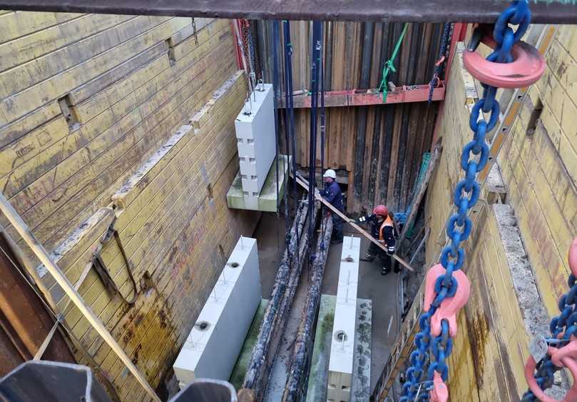 Der Betonschutz der Hochspannungsleitungen wird montiert. | Foto: J. und H. Burmeister Tiefbau