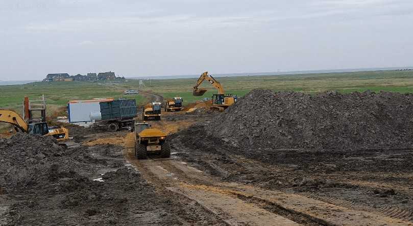 Auch der Sandhügel vor der Warft muss weg