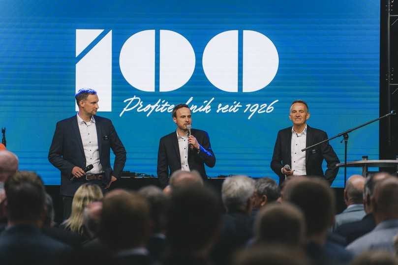 Blickten anlässlich des Firmenjubiläums auf die Entwicklung des Unternehmens zurück: die drei Geschäftsführer Peter Schauerte (von links), Andre Vogt und Wolfgang Vogt. | Foto: Vogt