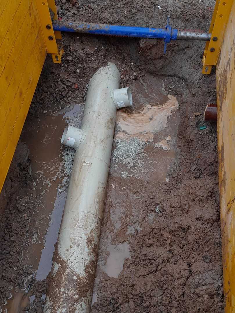 Die Verbindung der neu eingezogenen Kanäle mit bestehenden Seitenanschlüssen wurde über Baugruben realisiert, um die Integrität des gesamten Systems zu gewährleisten. | Foto: Dommel Die Verbindung der neu eingezogenen Kanäle mit bestehenden Seitenanschlüssen wurde über Baugruben realisiert, um die Integrität des gesamten Systems zu gewährleisten. | Foto: Dommel