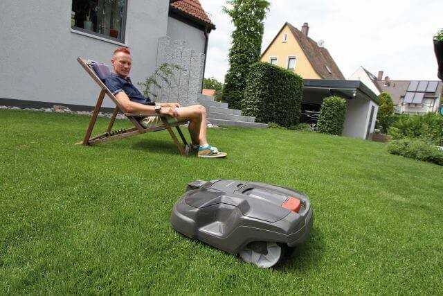 Der Mähroboter kümmert sich um den Rasen, sodass der Eigentümer in Ruhe den Garten genießen kann. | Fotos: Erwin Bauer Der Mähroboter kümmert sich um den Rasen, sodass der Eigentümer in Ruhe den Garten genießen kann. | Fotos: Erwin Bauer